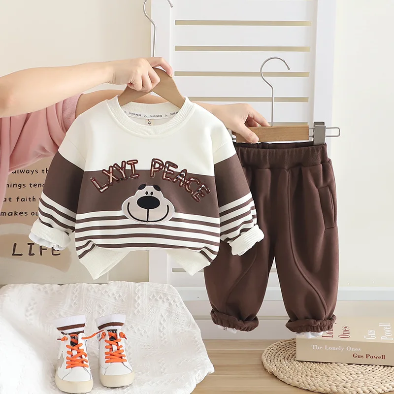 

Новый комплект из 2 предметов для малышей (мальчиков и девочек) на весну 2025: свитшот с буквенным принтом и мультяшной собакой + брюки на резинке. Детская уличная одежда.