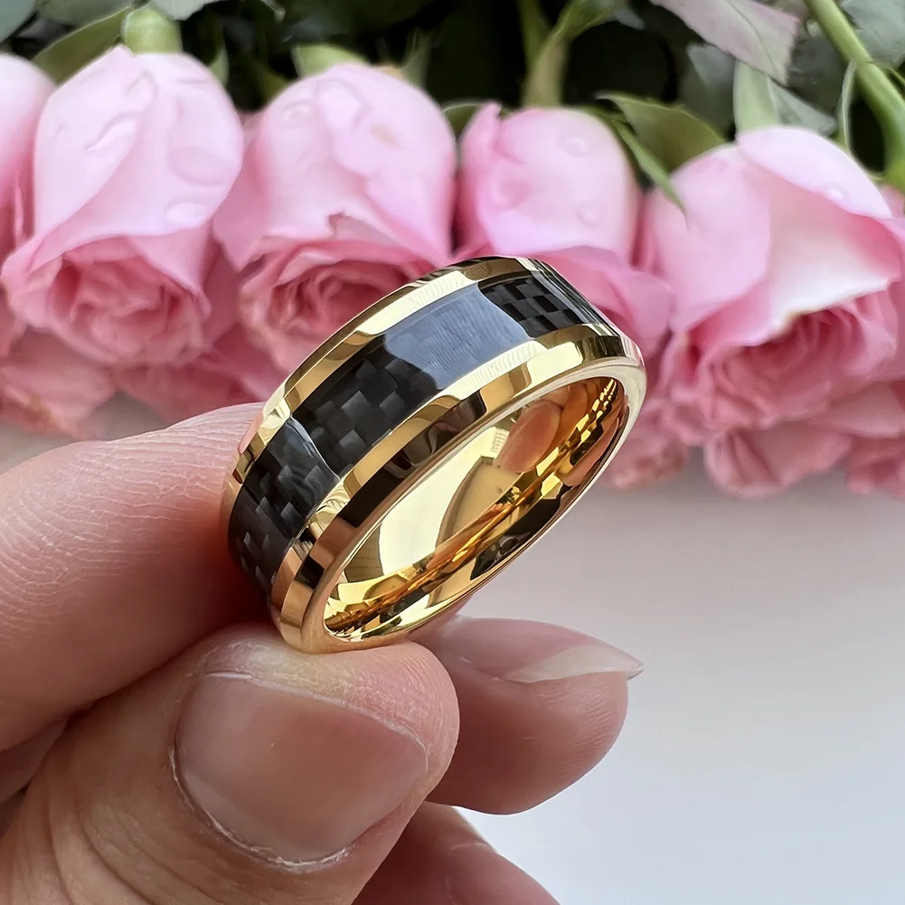 Fashion Men Golden Tungsten Steel Wedding Band Engagement Rings for Men Women Black Carbon Fiber Inlay Beveled Edges Comfort Fit