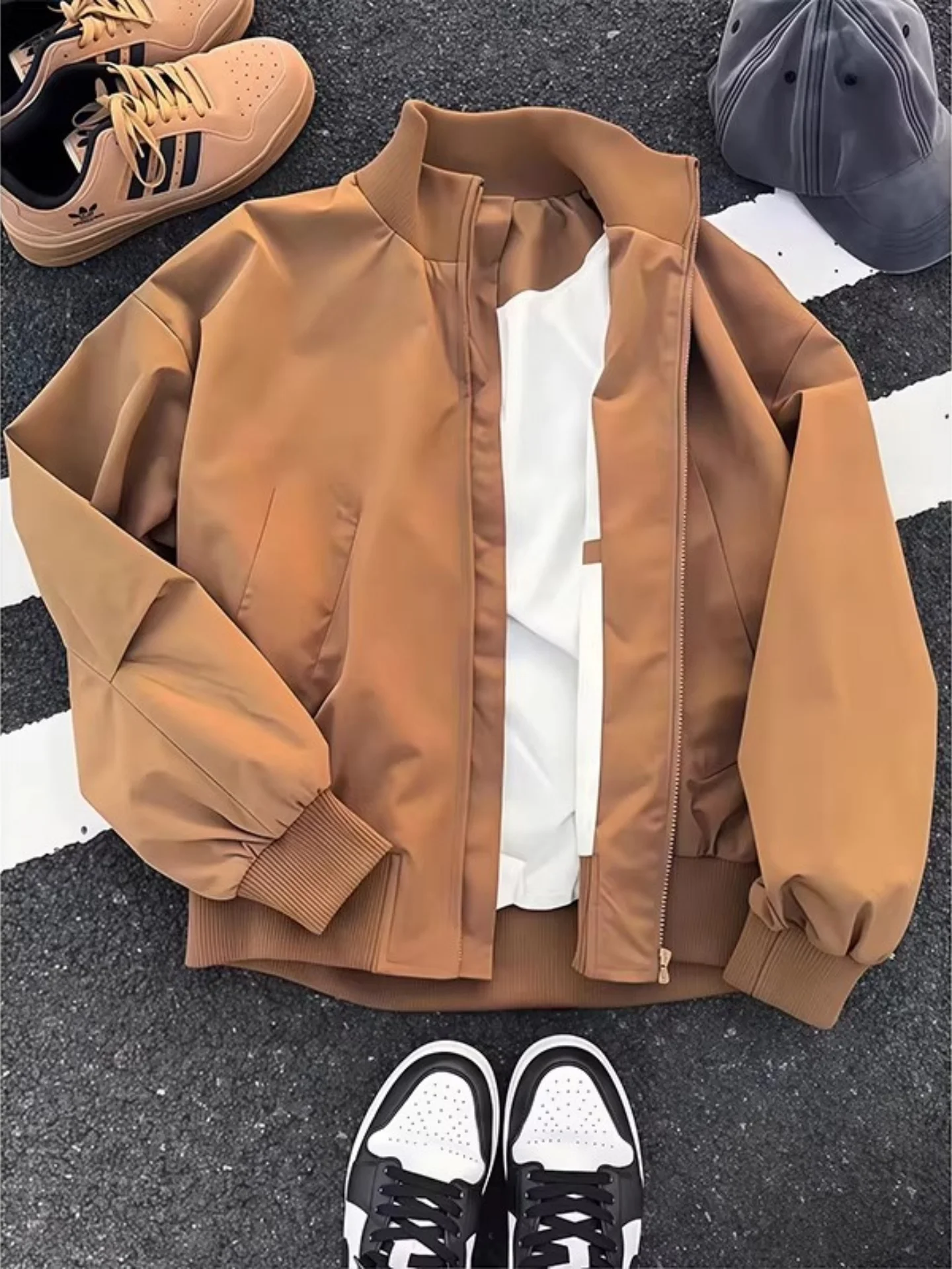 

Коричневая мужская зимняя модная короткая куртка-бомбер с воротником-стойкой, утепленная хлопком и полиэфирным волокном, на молнии