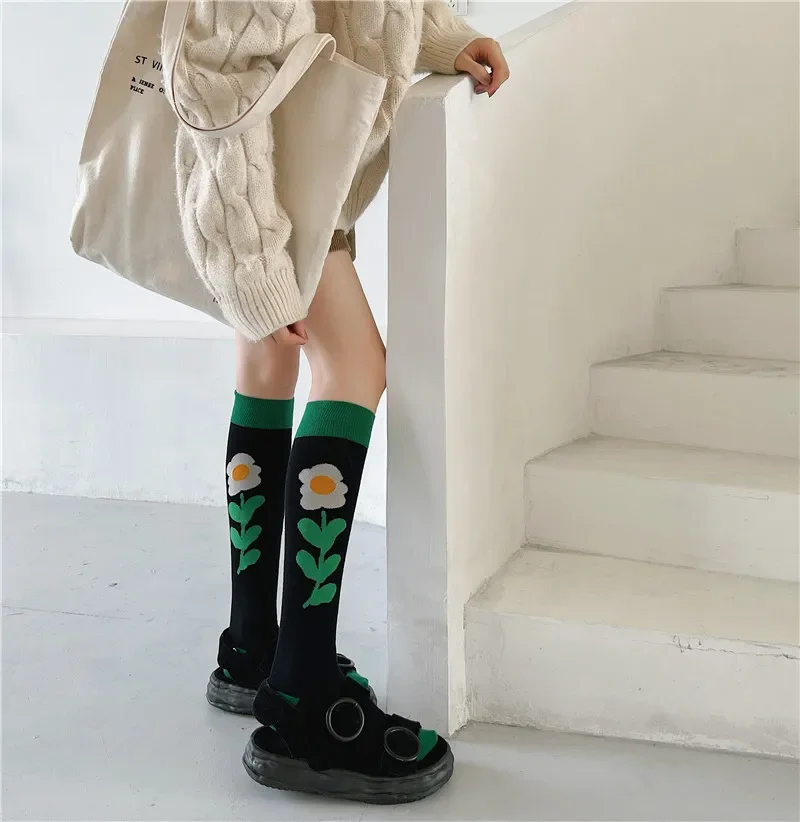 Neue Wadensocken aus hochwertiger Baumwolle, japanische Rautenmuster-Jacquard-Socken, schlanke Lolita-Socken, bequeme, niedliche Strümpfe mit kleinen Blumen.