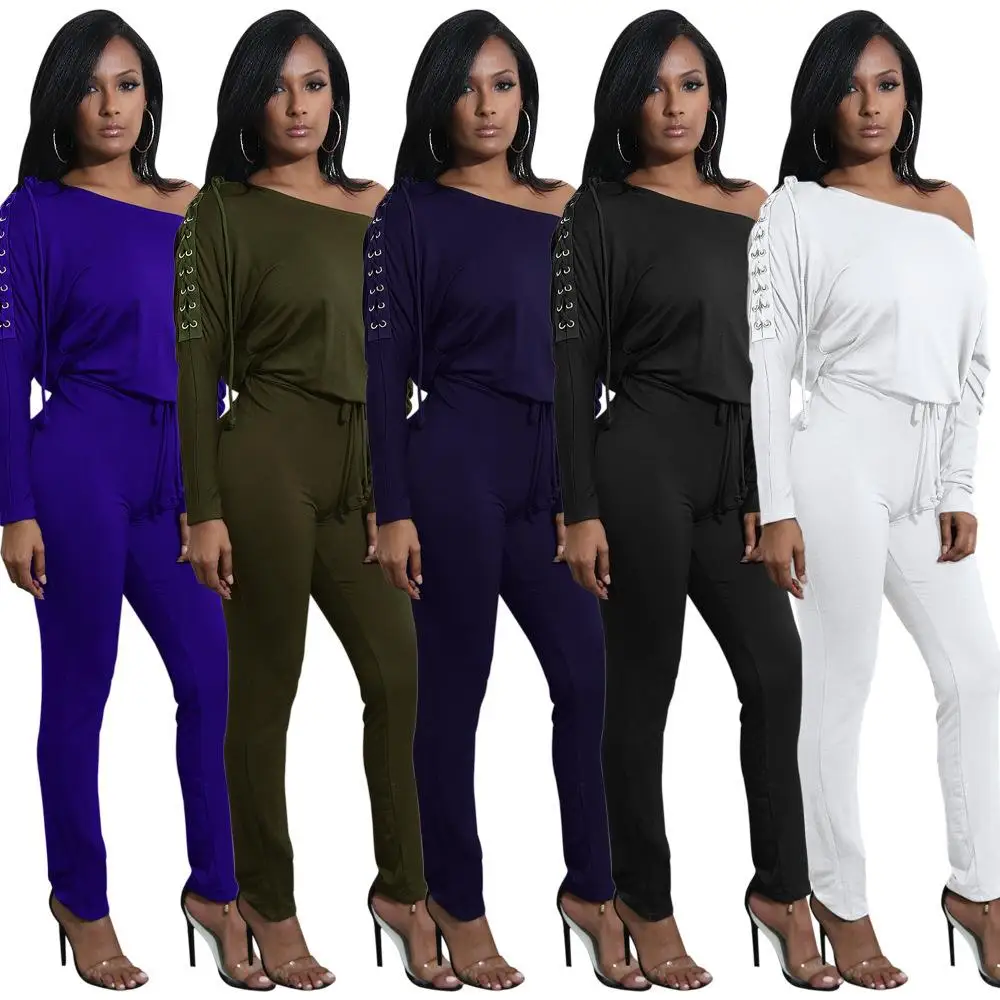 

Женский зимний модный комплект из трех предметов: топ с асимметричным вырезом, брюки с декоративными люверсами, однотонные брюки с контрастными вставками