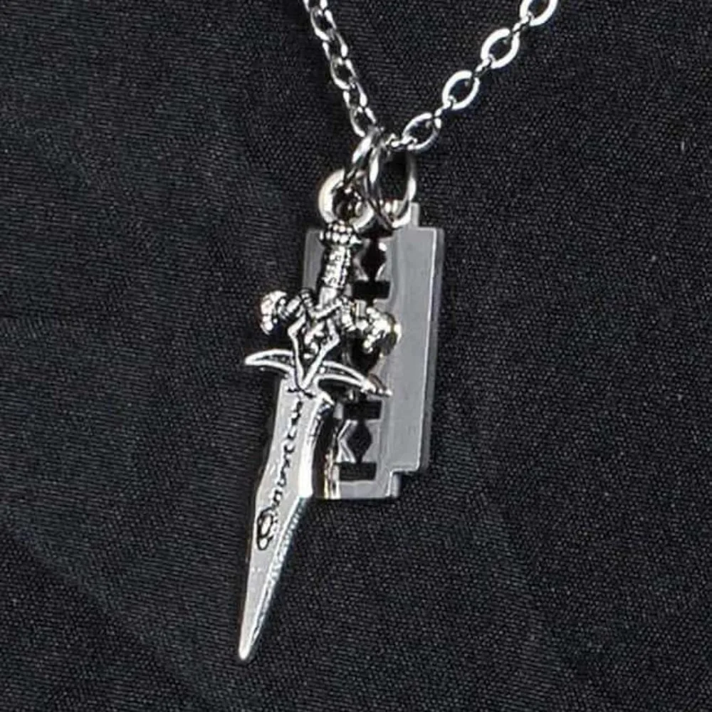 Gothic Darkly Ancient Silver Sword Razor Blade Pendant Necklace for Woman Men Fashion Hip-hop Rock Jewelry Accessort Colorfast