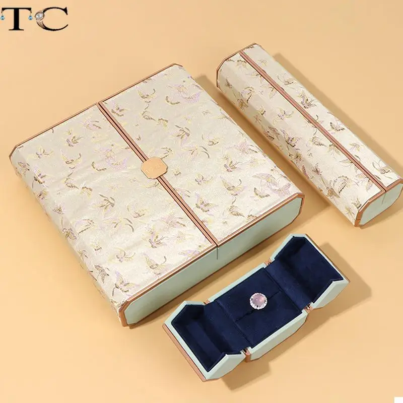 

Шкатулка для украшений в традиционном китайском стиле с двойным открыванием, из атласа, для нефритовых подвесок, колец, браслетов, с вышивкой бабочек