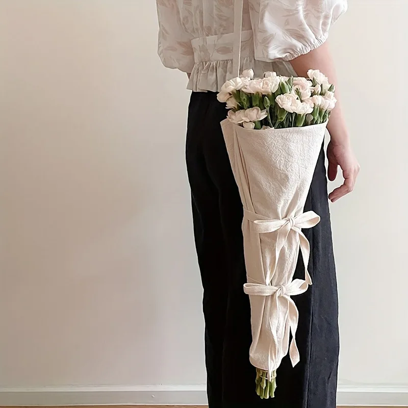 

Custom Logo Text Floral Bouquet Bag Canvas Flower Packaging Bag Adjustable Straps with Hooks Flower Basket Gift For Girlfriend