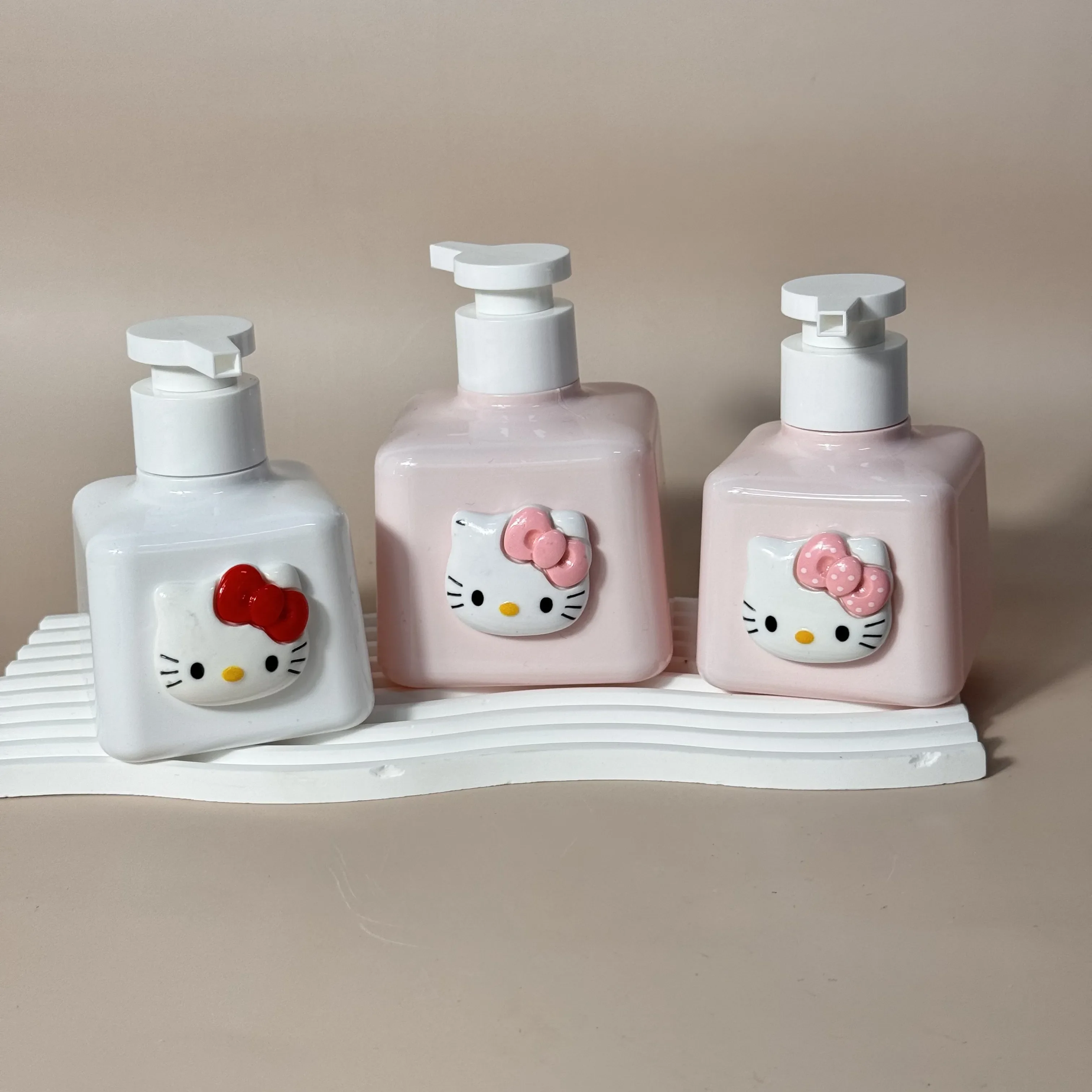 200/300 مللي سانريو مرحبا كيتي الكرتون المحمولة إعادة الملء مضخة موزع زجاجة Kawaii الحمام الصابون غسول الصحافة الحاويات