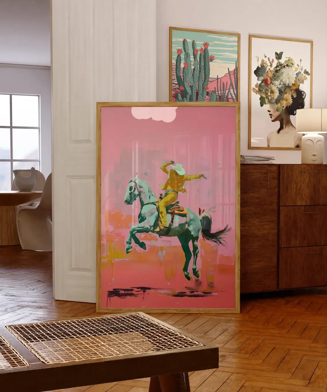 Art mural moderne Pop Art sur le thème du cowboy - Impression dynamique aux traits de pinceau d'un cheval et un cavalier de rodéo, contraste saisissant entre rose fluo et tons terreux