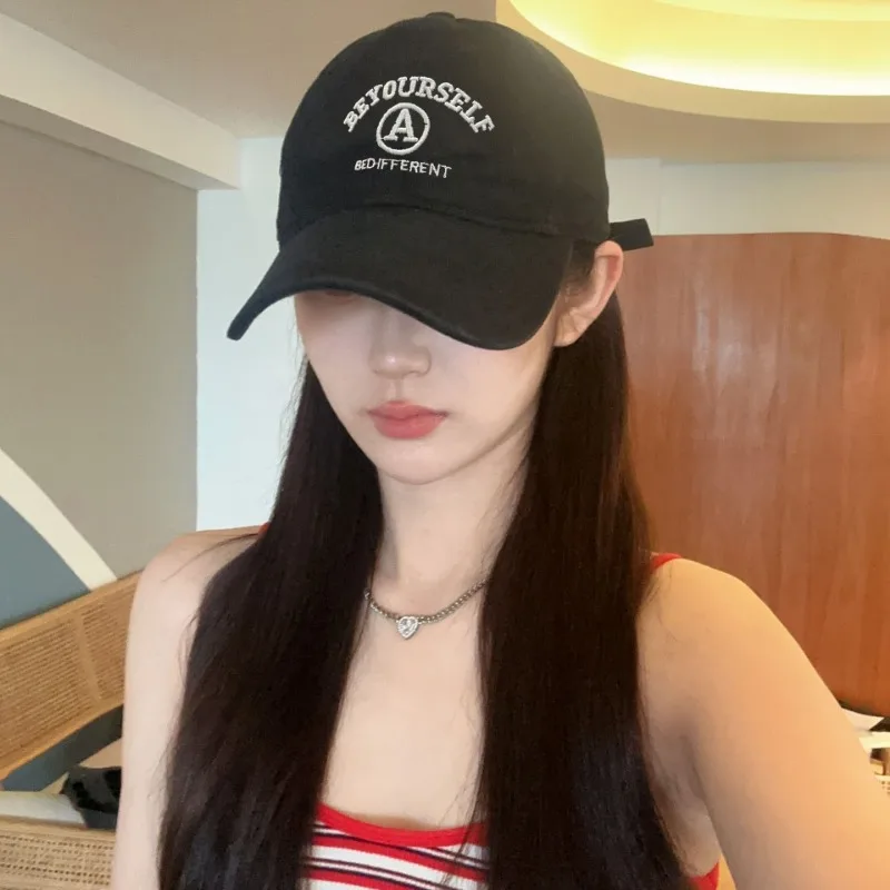 Модная бейсболка с вышивкой — регулируемая застежка с полями — летняя шляпа для похудения лица для мужчин и женщин — минималистичный дизайн с буквами