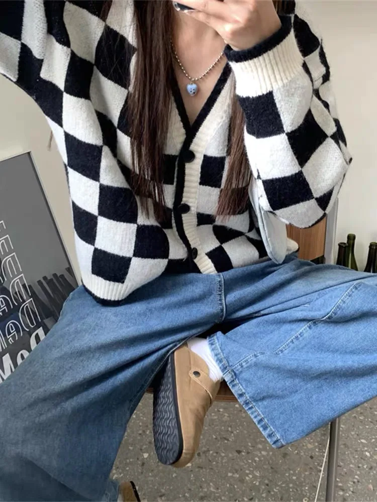 2024 Spring and Autumn Chess Checkered Sweater Jacket Women's Retro Japanese Lazy Style Loose V-neck Knitted Cardigan