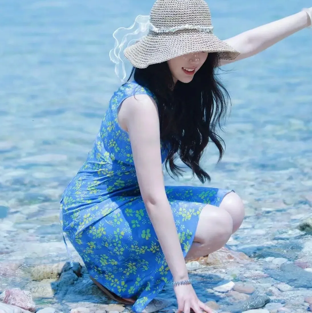 Niebieska Letnia · Francuski Retro Nadruk Seksowna Sukienka Bez Rękawów z Jedwabiu z Głębokim Dekoltem w Serek i Asymetrycznym Krojem, Niebieska Sukienka Wakacyjna Bez Rękawów w Kwiaty