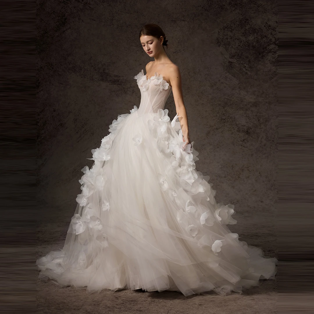 Vestido de noiva de tule branco de sonho com ilusão sem alças vestido de festa de noiva linha A com renda de 3 camadas e vestido formal de tule floral 3D