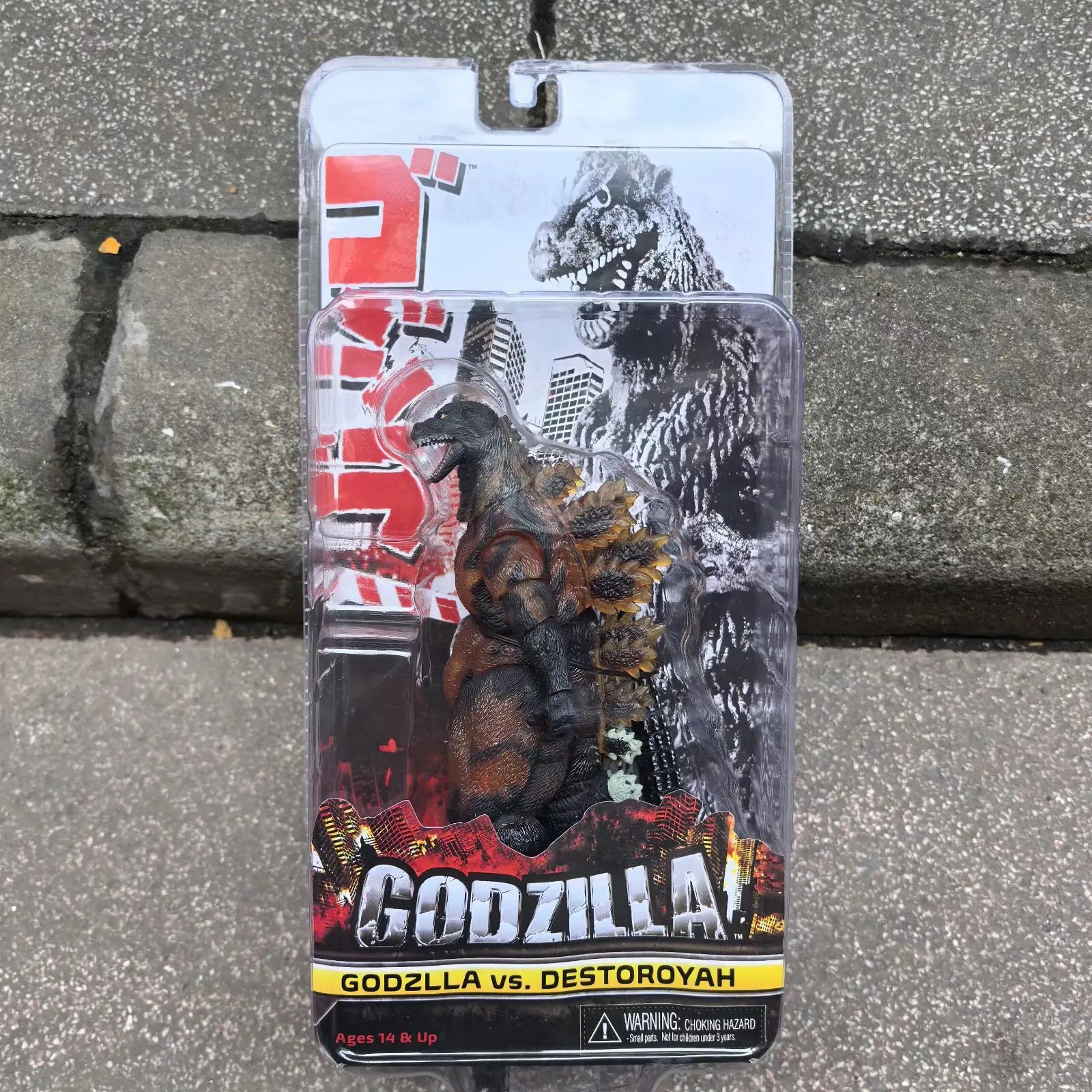 NECA Burning Godzilla 1995 - A - Model Kit Godzilla recensione e prezzo