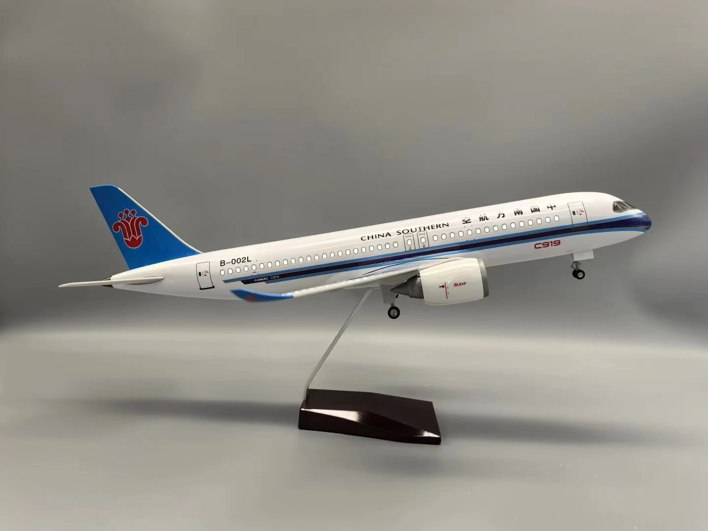 47cm 1/142 Scale Plane Model C919 China Airplanes W Light and Wheel Plastic Resin Diecast Airplanes Collection Display Aviation