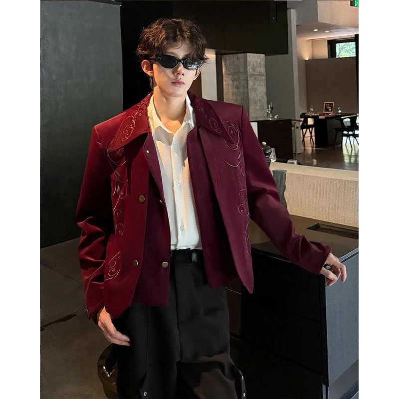

Retro Luxury Wine Red Velvet ort Jaet with Stand Collar Embroidery for Men Autumn Winter Faion Outerwear Coat