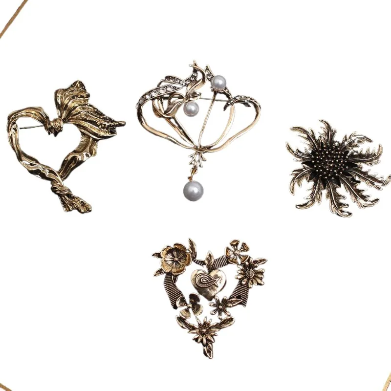 Vintage Women Baroque Heart Pearl Brooches Badges Retro Fashion Metal Simple Design Pins Crosage for Lady Party Wedding Gift