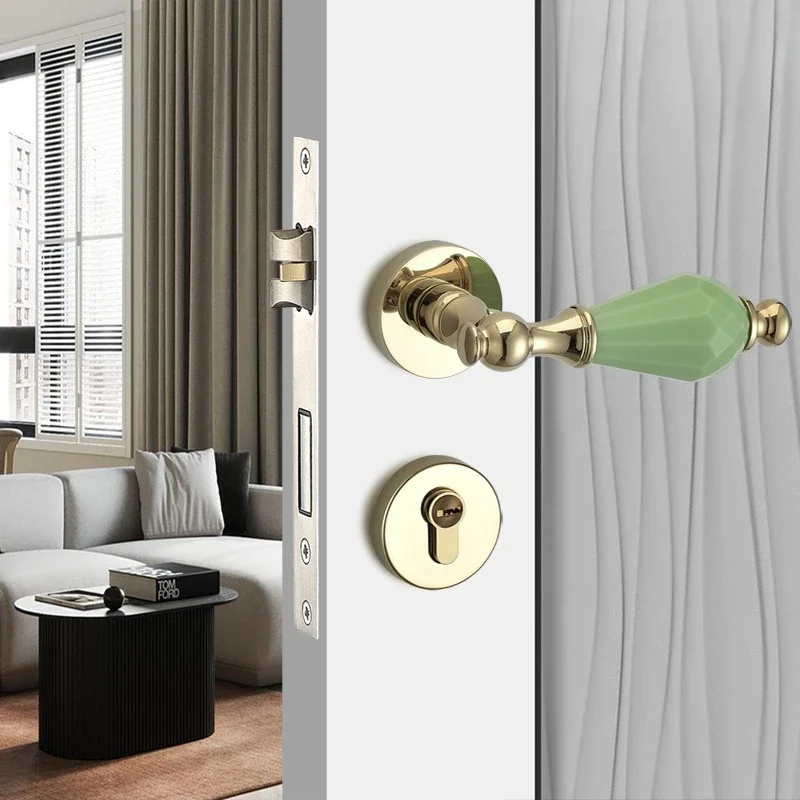 The bedroom door is fashionable and quiet, with a modern and simple handle for the door lock