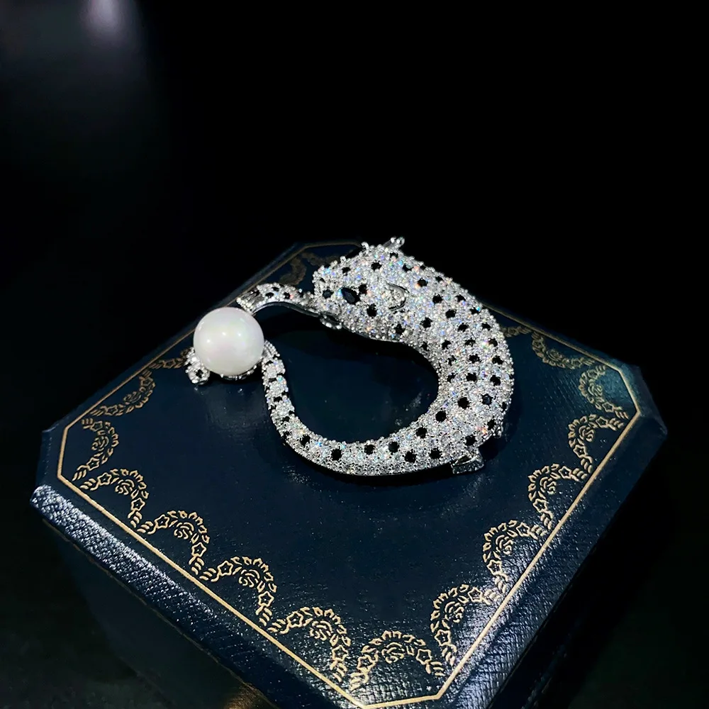 تألق كامل أسود أبيض الراين ليوبارد دبوس ل السترة معطف مساء حقيبة للجنسين بيان الحيوان بروش هدايا النساء الفاخرة