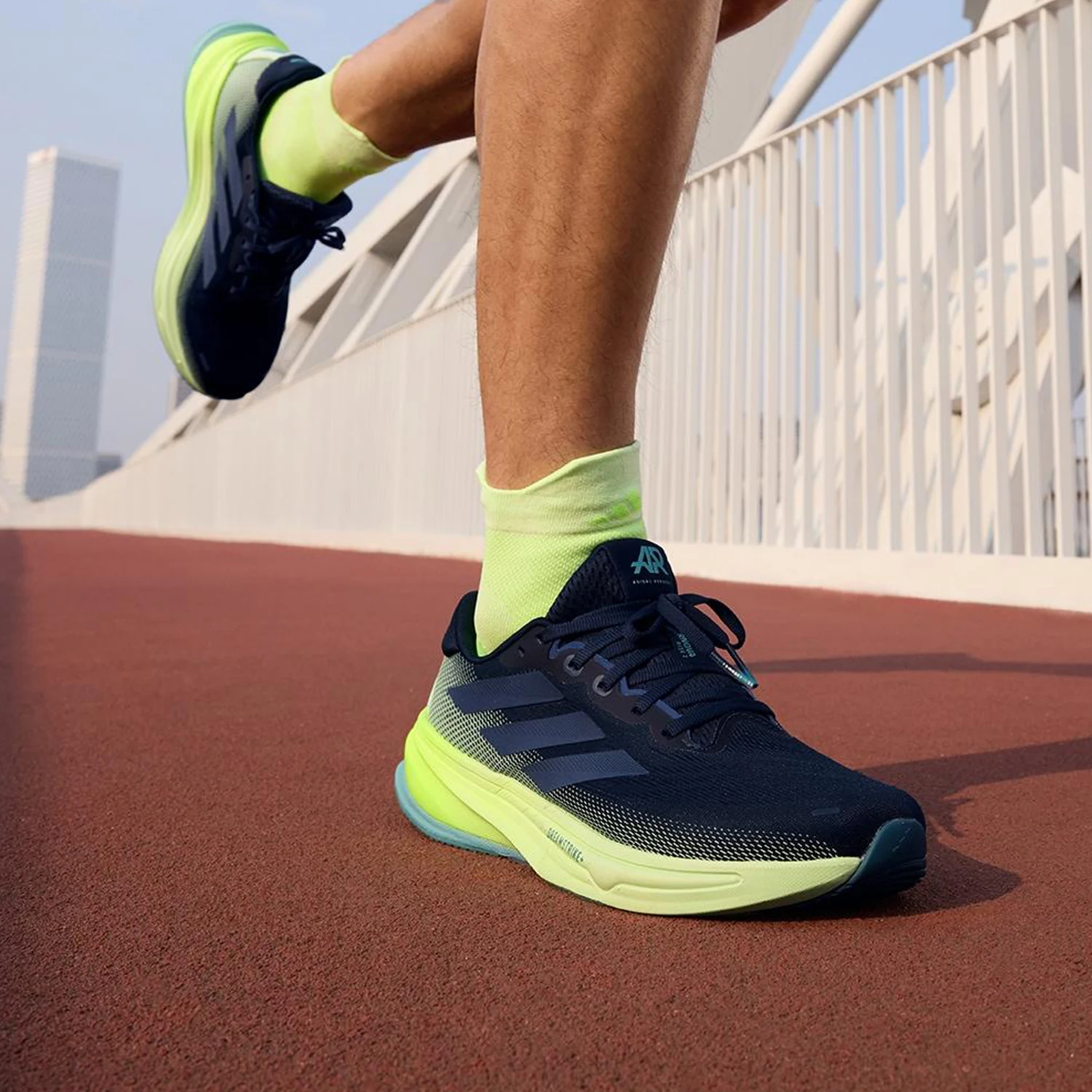 

Adidas Оригинальные мужские дышащие кроссовки SUPERNOVA с мягкой подкладкой JR9334