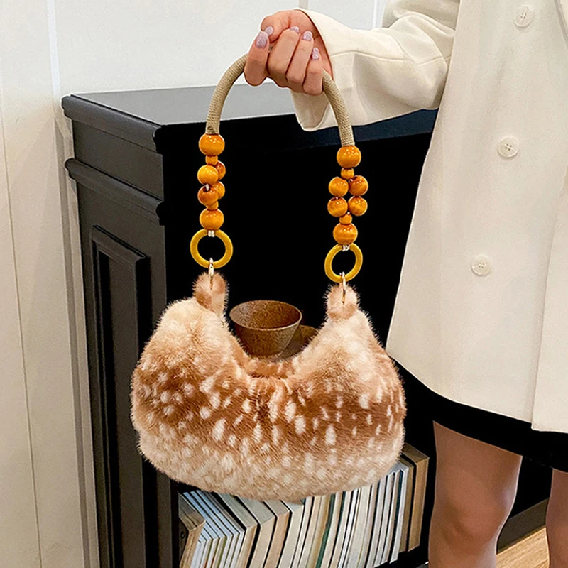 Kunstfell-Unterarmtasche für Damen mit Hirschfleckenmuster, flauschige Plüsch-Schultertasche mit Holzperlengriff-Design, Vintage-Handtasche ﻿ – Detail 4