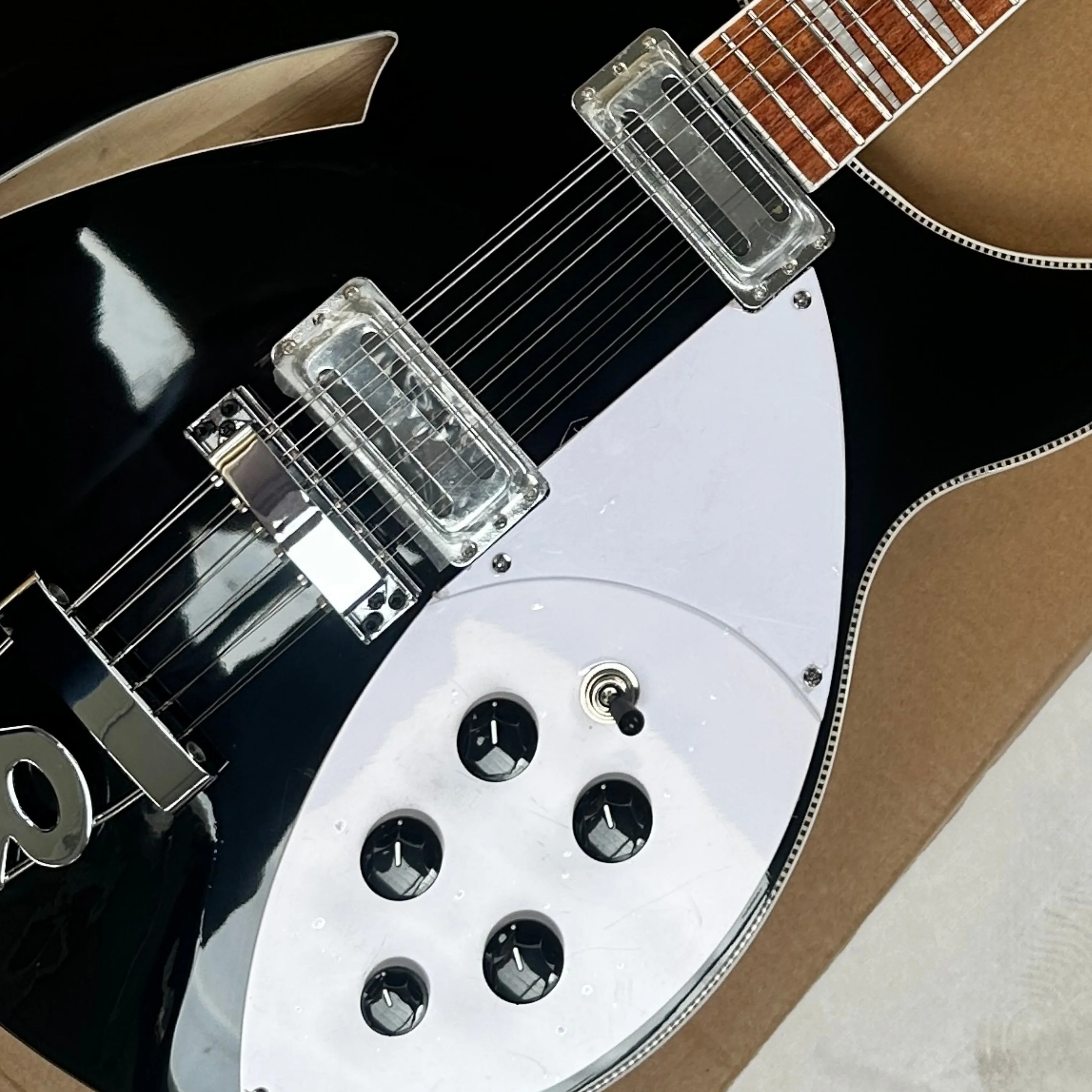 12-string black electric guitar with white pickguard, multi-knob volume control guitars, semi-hollow rock electric guitarra