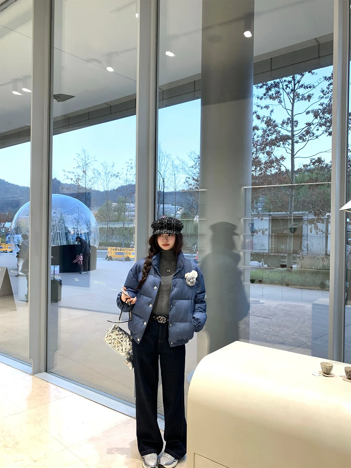 กางเกงยีนส์ทรงตรงสไตล์เรโทรสีซีดจาง แต่งด้ายเย็บสีสดใส ยี่ห้อ Chen Jin Denim รุ่นพรีเมียมสำหรับผู้หญิง