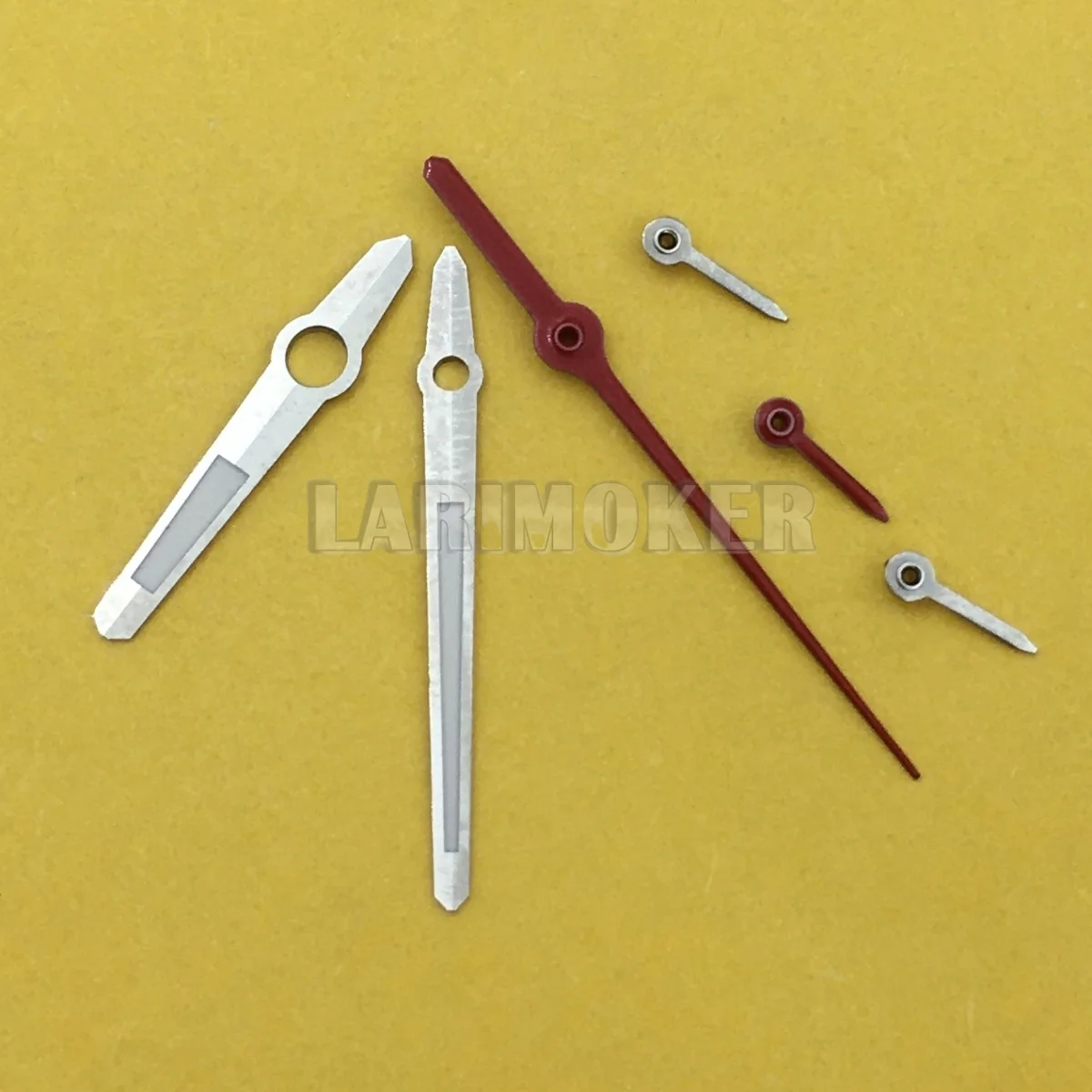 عقارب الساعة BLIGER باللون الأسود والفضي مع توهج أخضر مما يجعلها مناسبة كملحق لساعة الكوارتز الرياضية VK63