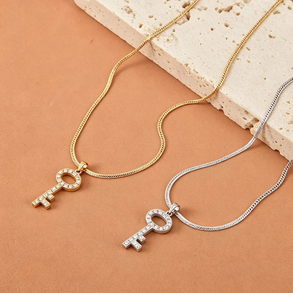 JeeMango Hochwertige Halskette mit Schlüsselanhänger aus kubischem Zirkonia, Edelstahl, zierlicher Charm-Anhänger, Schlangenkette für Damen, Schmuck, Geschenk, N26028