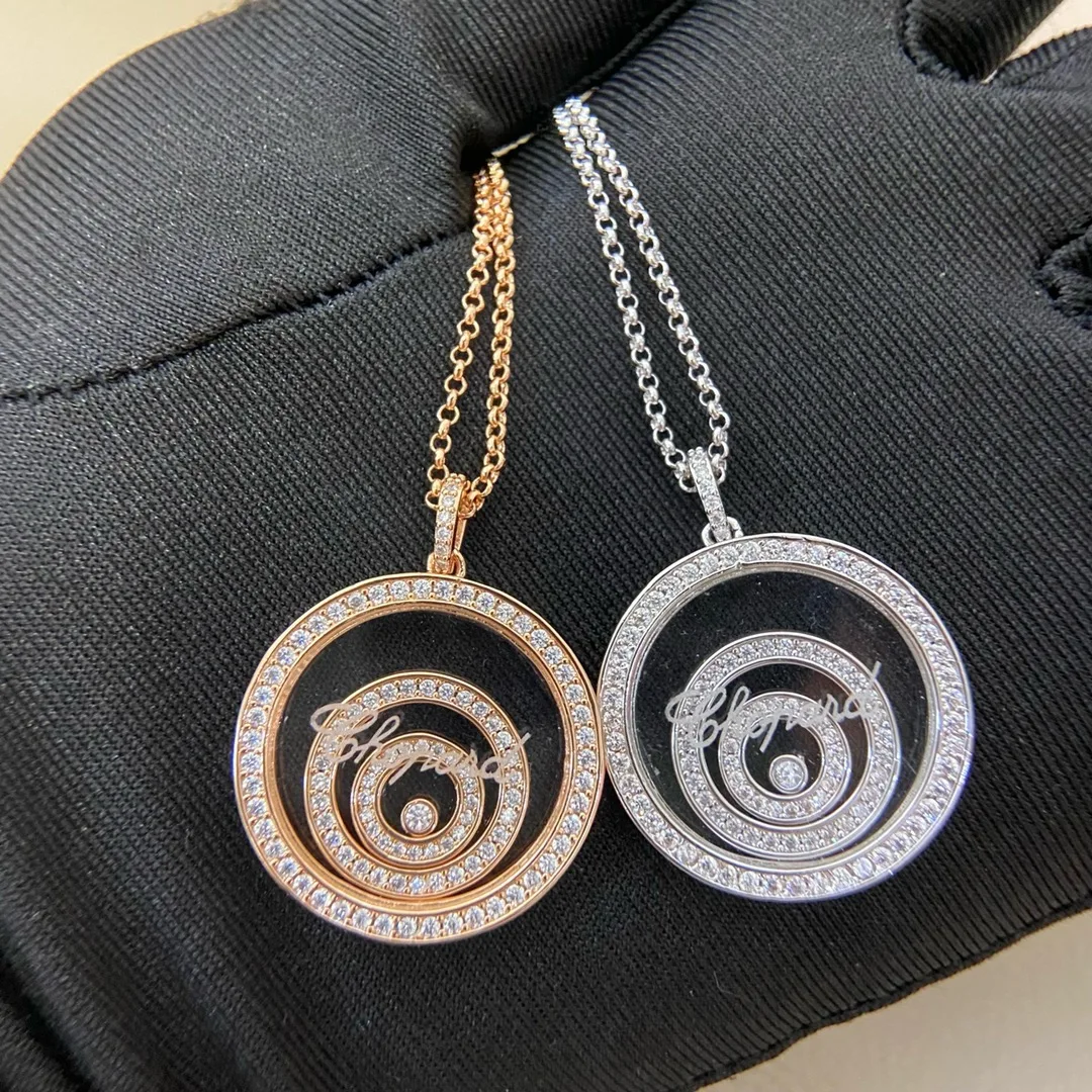 

The 2025 new Xiao family large-sized full-diamond three-ring single-diamond necklace is unique, exquisite, fashionable, versatil