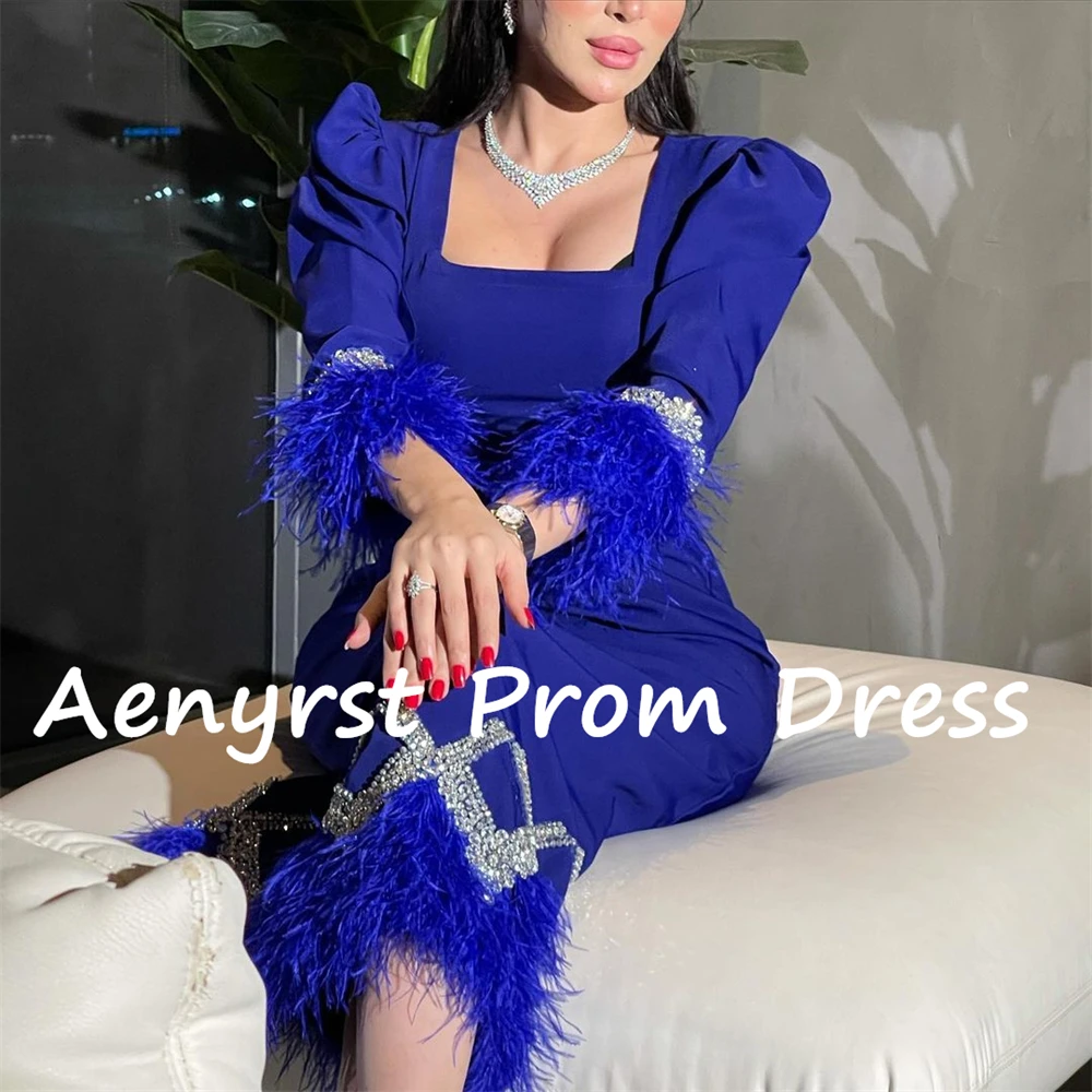 ชุดราตรีคอเหลี่ยมสีน้ำเงินรอยัลประดับขนนกและคริสตัลสไตล์ซาอุดิอาระเบีย ความยาวระดับชา สำหรับงานพิธีการ