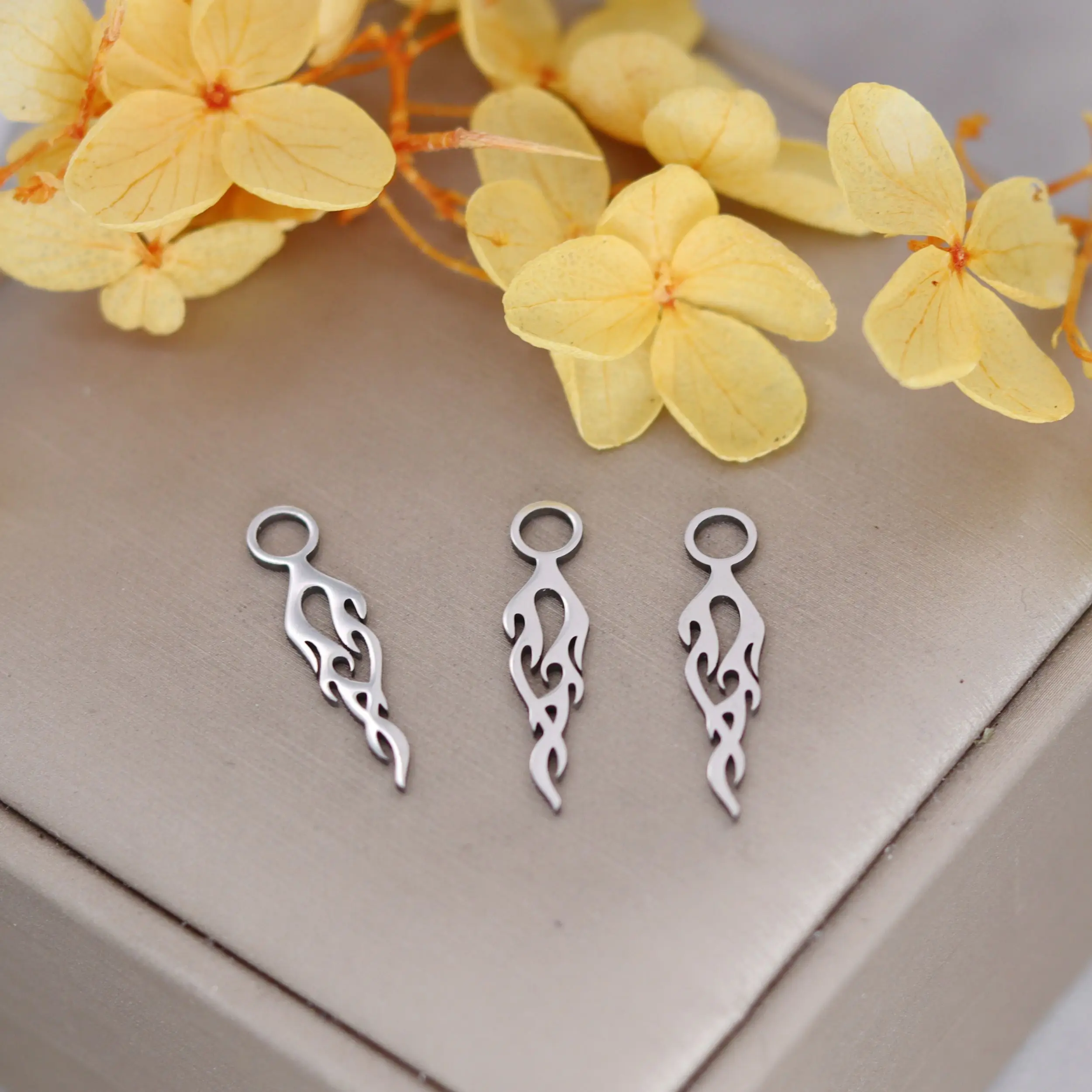 3 sztuk Punk płomień ogień Metal DIY frędzle kolczyki bransoletki Charms do tworzenia biżuterii wisiorek ze stali nierdzewnej Totem diy akcesoria — zdjęcie 7