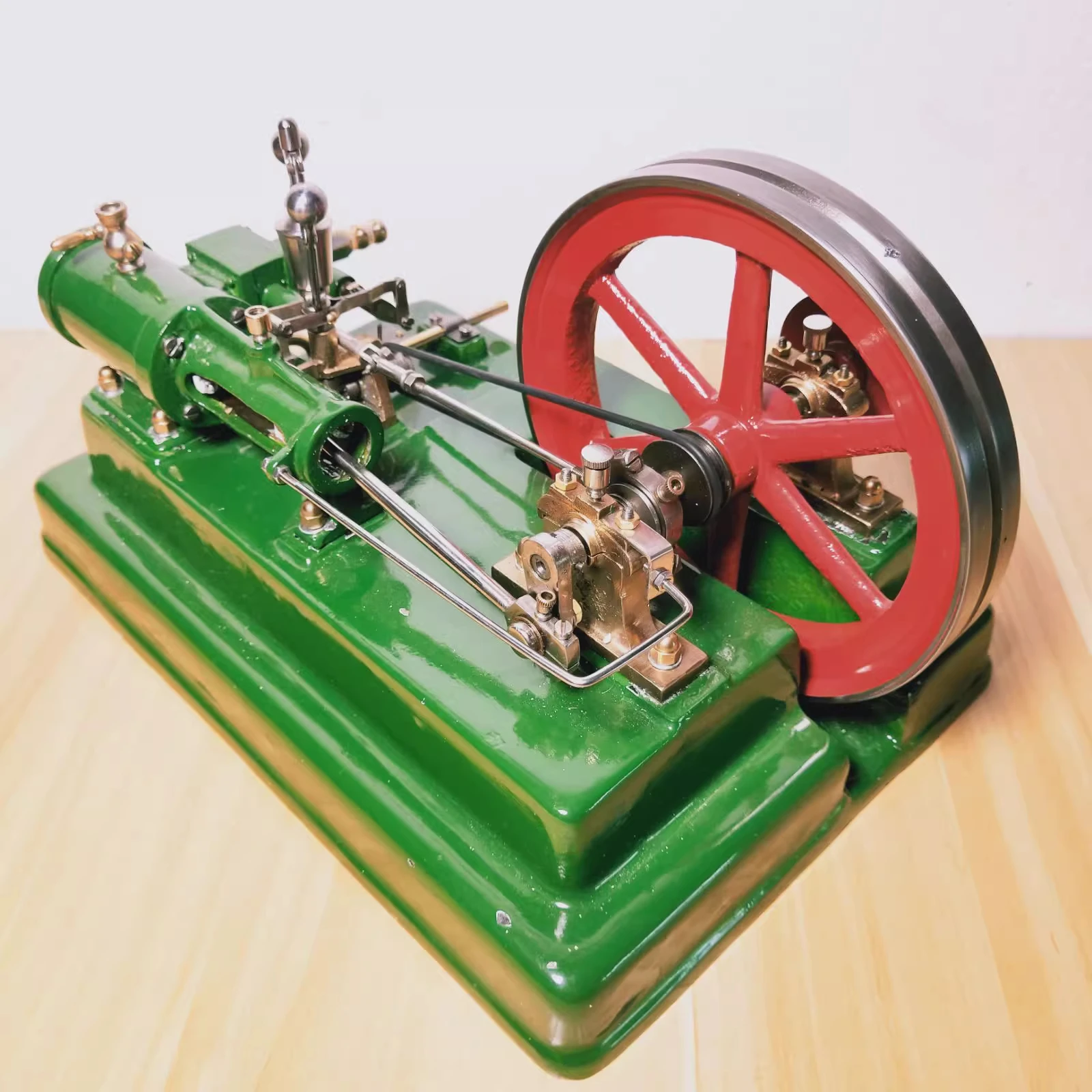 

Модель парового двигателя в стиле ретро, цельнометаллический двигатель 1950-х годов, коллекция машин, музейный орнамент токарного станка работает нормально