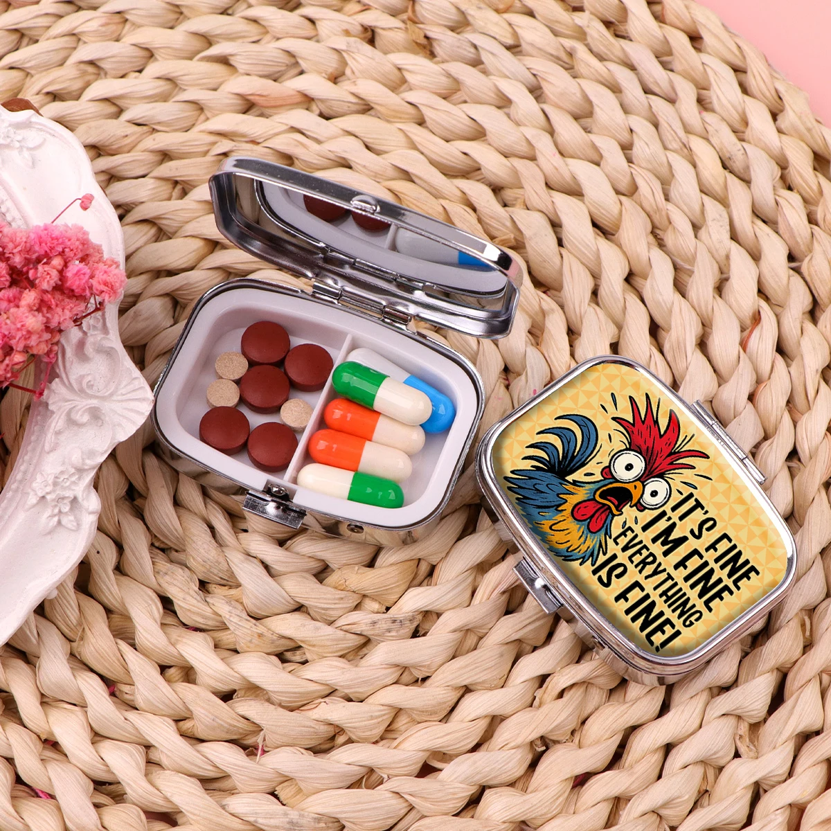 Lustiges Katzen-Pillendöschen, bedrucktes Metall-Pillendöschen mit 2 Fächern, tragbare Mini-Pillenbox für unterwegs, humorvolle Zitate, Taschen-Medikamentenhalter, Geschenk – Detail 11