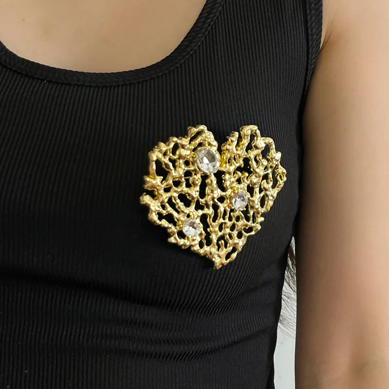

Vintage Irregular Metal Lava Texture Heart Shaped Brooch for Women Exquisite Fashion Suit Corsage Pin Party Jewelry Gifts