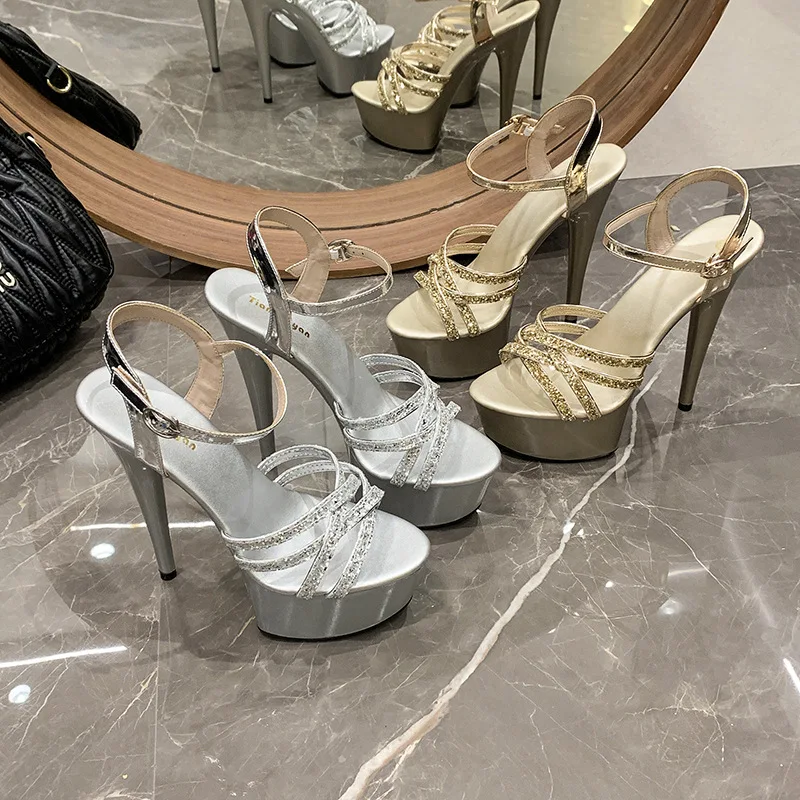 

Летние серебристые пикантные женские туфли на высоком каблуке для ночного клуба, модная модель, сандалии с открытым носком и стразами в тонкую полоску, женские туфли-лодочки на платформе 15 см
