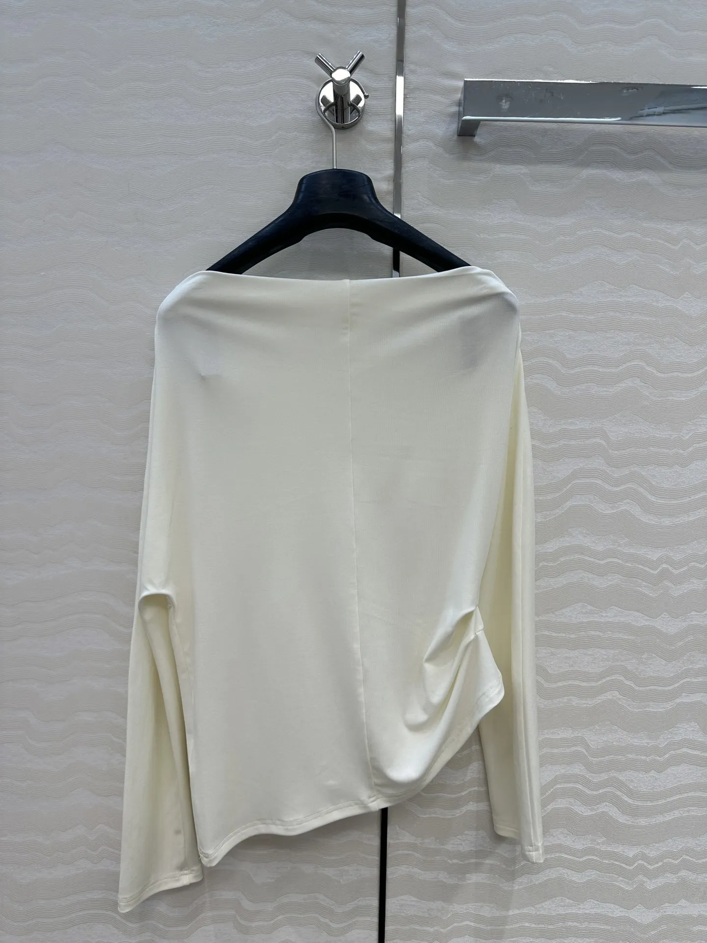 เสื้อยืดคอกลมผู้หญิงคุณภาพสูงแบบใหม่ ดีไซน์จับจีบช่วงเอว ทรงเข้ารูป แขนยาว ใส่ได้หลากหลายโอกาส