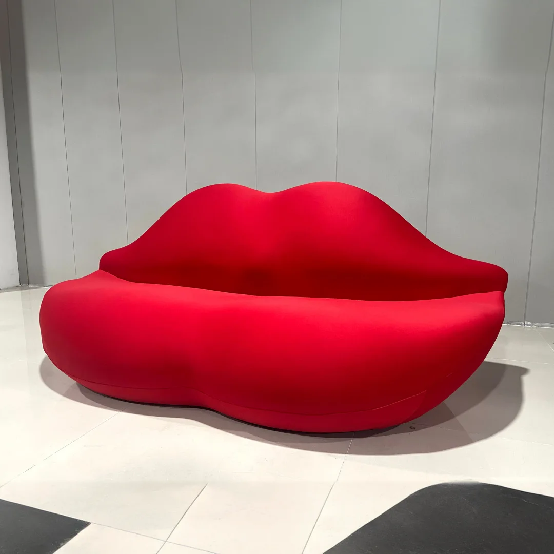 クリエイティブな特殊形状の服飾店 婦人服店 休憩所 受付 美容室 赤い唇 ファッションスタイリング ソファ