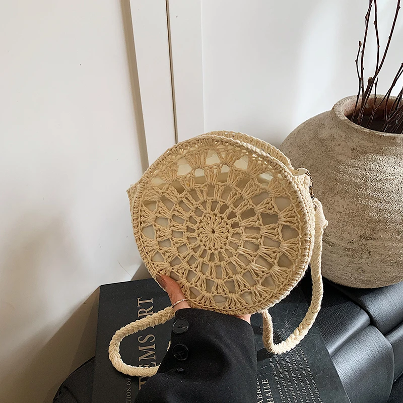 

2025 Spring/Summer New Round Straw Woven Bag, Single Shoulder Crossbody Bag, Fashionable Forest Style Beach Woven Bag Paquete