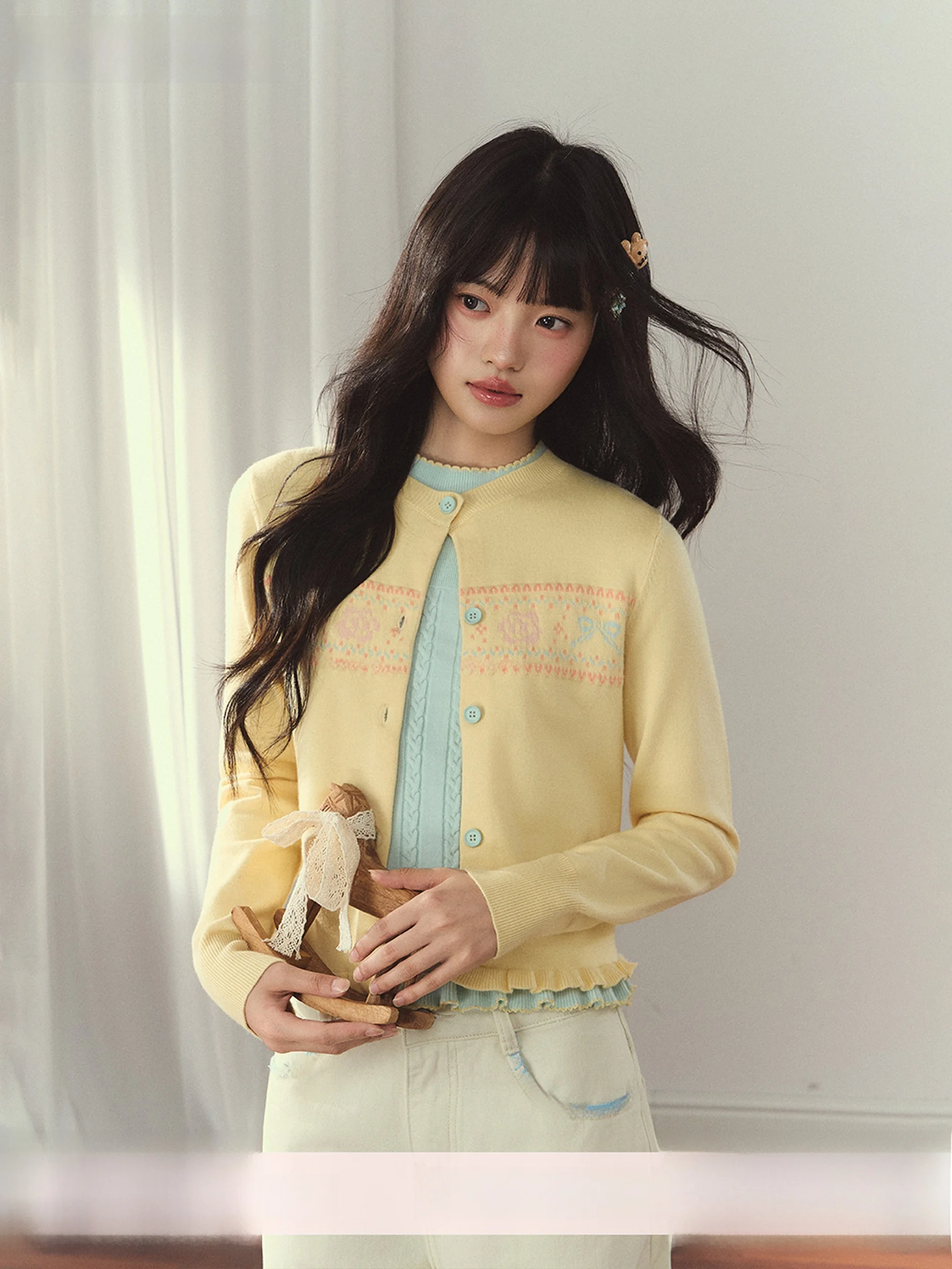 

Универсальный вязаный кардиган Umoumo Sweet Versatile светлых тонов с кружевной отделкой, эффектом стройности и длинными рукавами с узлами