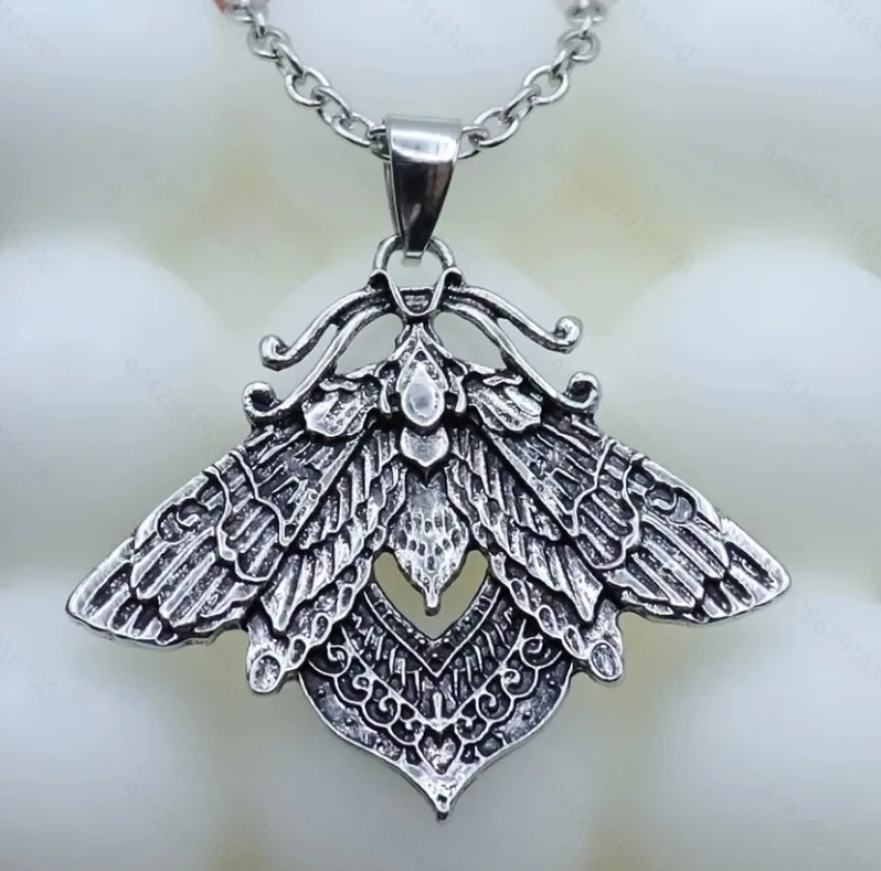 New Punk Style Originality Textured Moth Pattern Pendant Necklace Vintage Personality Ladies Delicate Pendant Daily Party Gifts