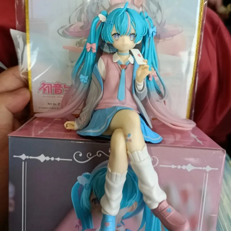Echte Furyu Hatsune Miku Miku V Liefde Pak Model Prachtige Home Decoraties Leuke Originele Beeldje Verjaardagscadeau Trend Spelen Speelgoed