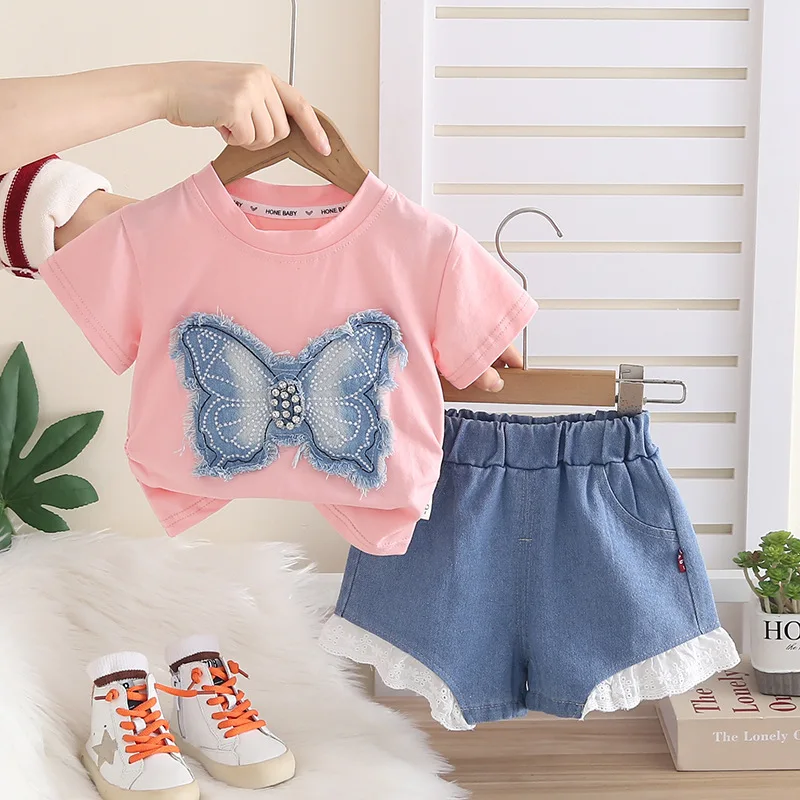 

Новый летний комплект одежды для девочек 2026 года: футболка с бабочками + джинсовые шорты с кружевом, модный детский наряд для детей 1-5 лет