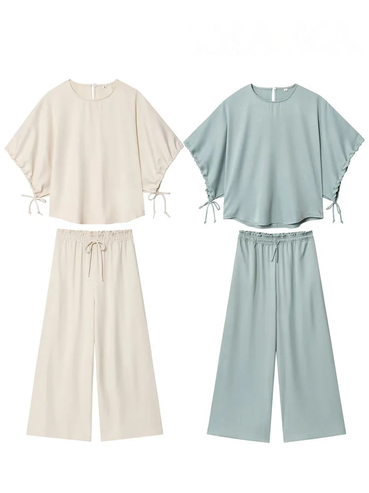 ชุดเซ็ต 2 ชิ้น เสื้อเชิ้ตแขนพอง คอทรงโอ แต่งเชือกผูกและกระดุม ผ้าเนื้อแน่น พร้อมกางเกงขายาวทรงสลิมเอวสูงผูกเชือก สไตล์ชุดนอน