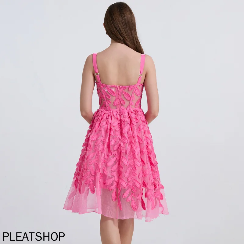 Vestido de malha de renda bordado resistente de três cores emagrecimento anéis de aço espinha de peixe alças halter sem alças e camadas grandes