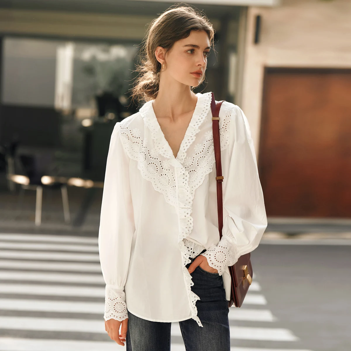 OLrain قميص أبيض من القطن الخالص للنساء 2025 ربيع الخريف مكشكش الرقبة التطريز الجوف التدريجي كم طويل كسول البلوزات M57CC95893