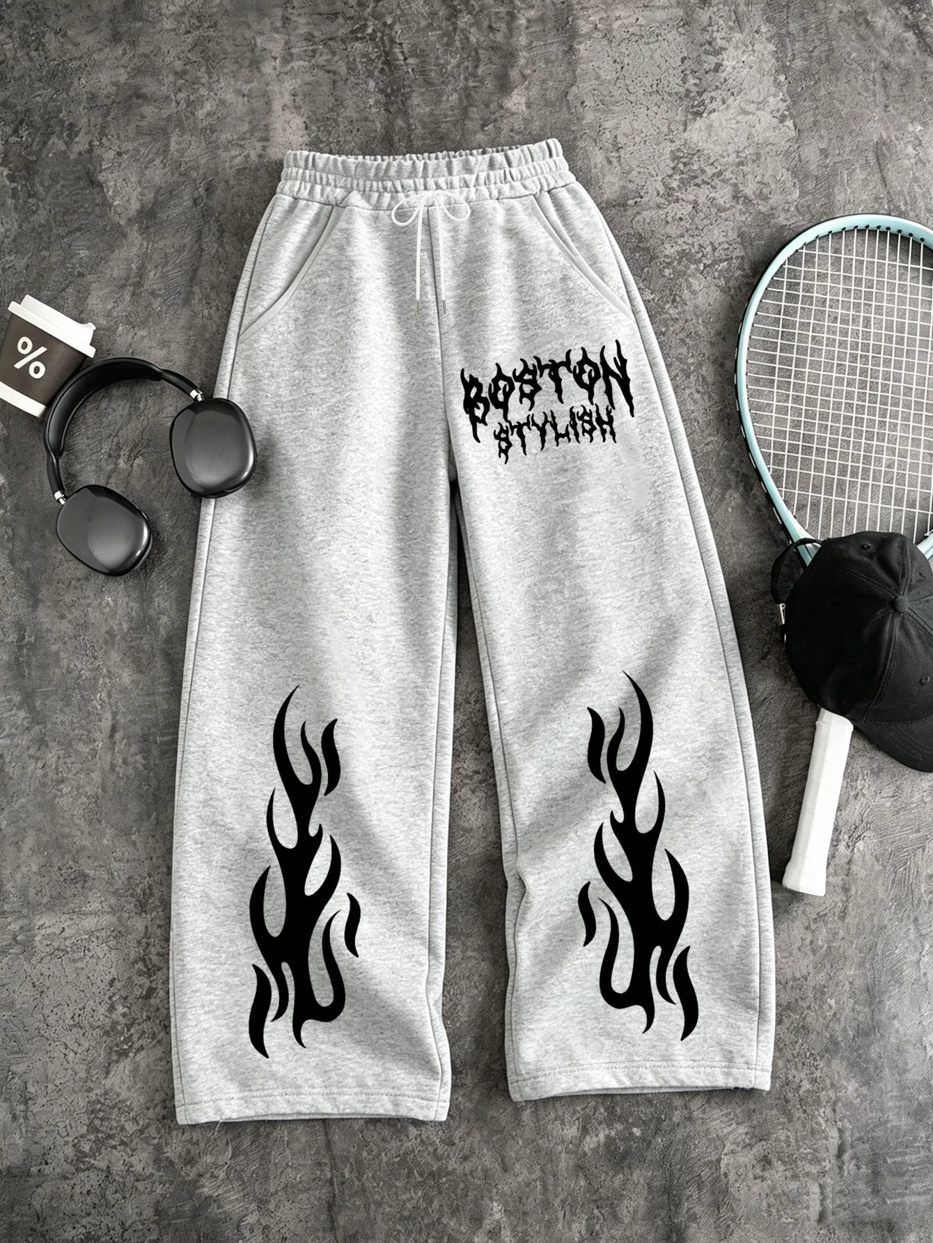 Schwarze, lockere Jogginghose mit weitem Bein für Herren, mit weißem Flammen- und gotischem Textmuster, elastischem Bund, für den täglichen Gebrauch, Streetwear, auch für Kinder. – Detail 8