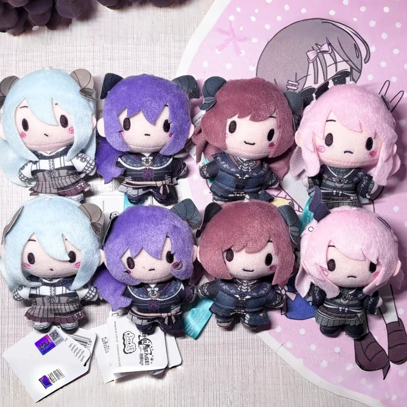 アニメ「初音ミク」のぬいぐるみペンダント。プロジェクトセカイシリーズのソフトな感触のぬいぐるみで、かわいらしいデザイン。ファン向けのコレクションアイテムとして、吊り下げて飾るのに最適。