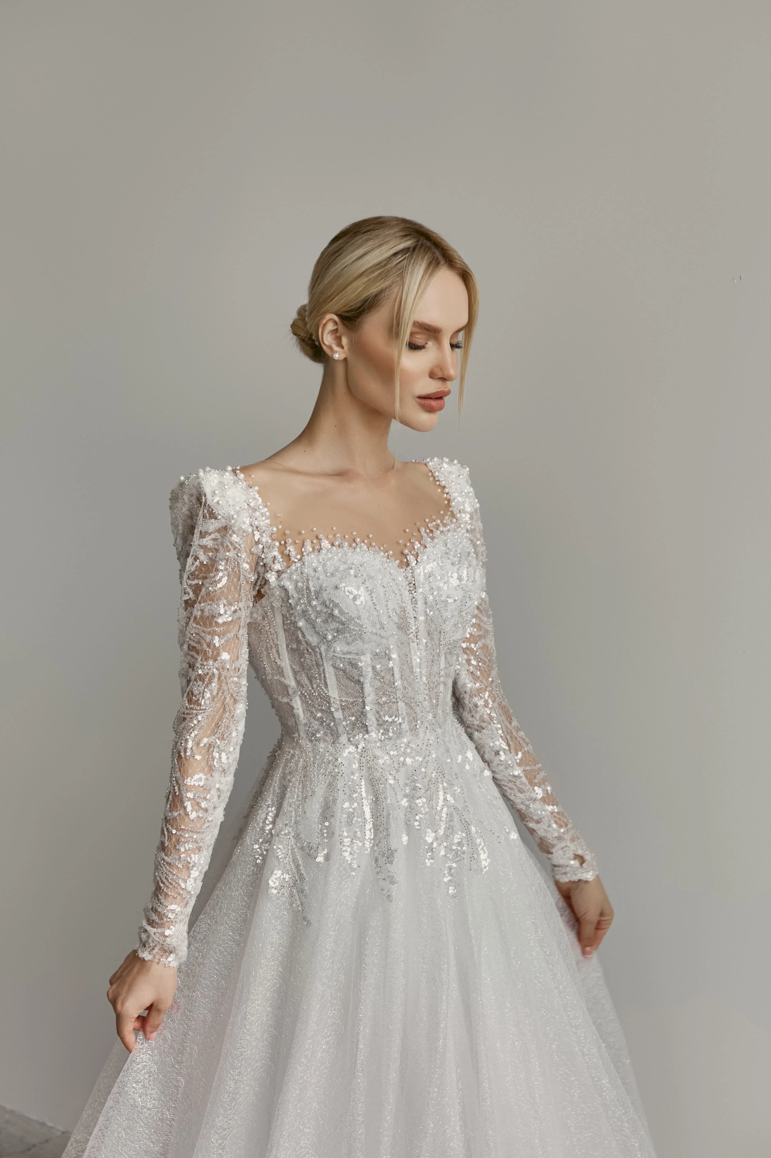 Luxury A-Line Wedding Dresses Beads Designer Sweetheart Long Sleeves Sweep Train Backless Bridal Custom Made Robe De Mariée