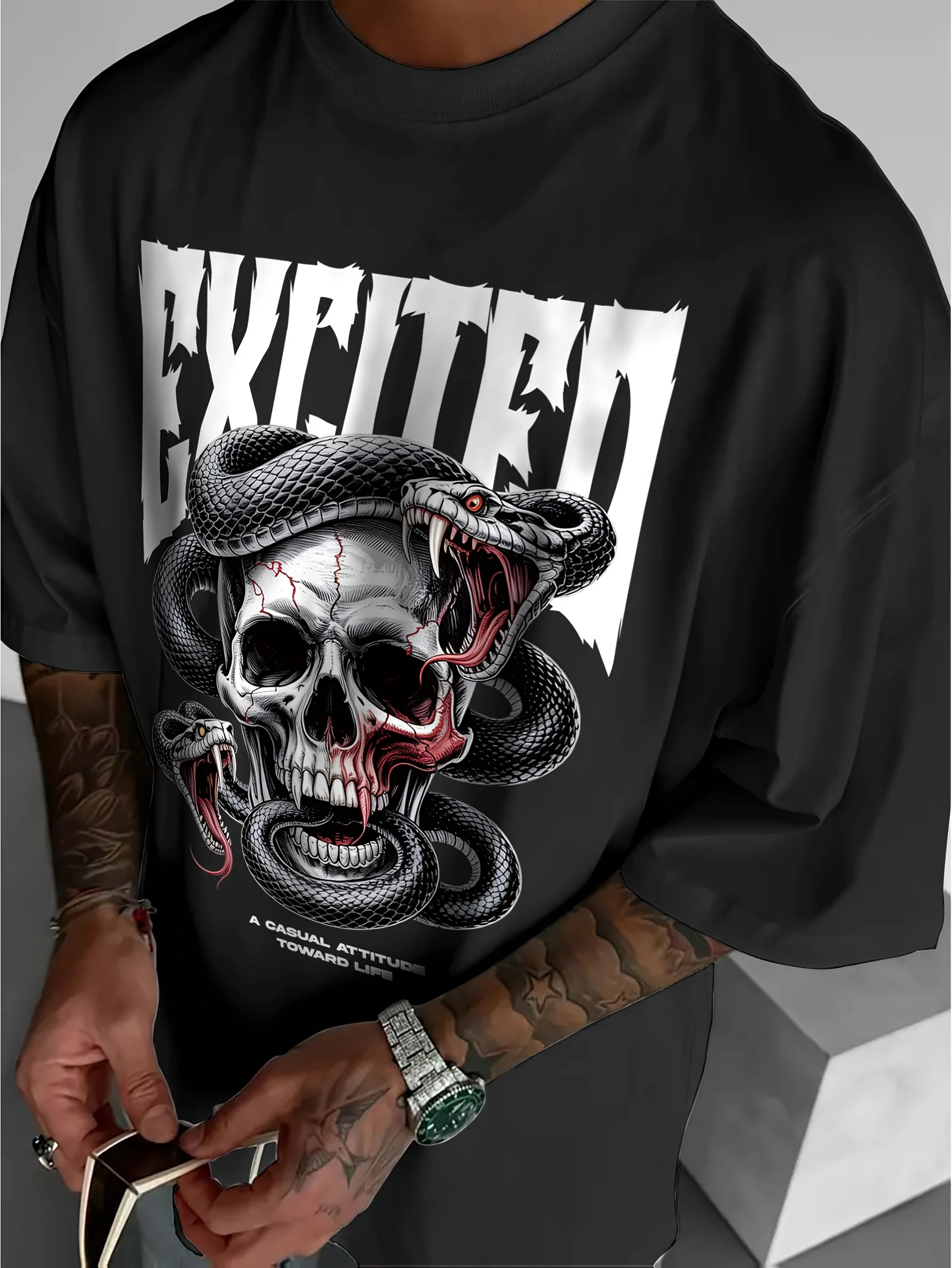 Neujahrs-Sommer-Top mit Rundhalsausschnitt. Skelett- und Schlangen-Element-Design: Herren-T-Shirt mit modischem Streetwear-Print