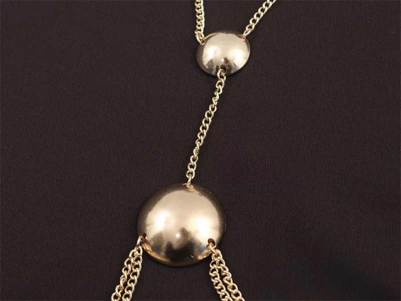 Vestido de mujer 2025 invierno nuevo estilo marrón oscuro sin mangas cuello halter vestido midi con detalle de cadena elegante y elegante