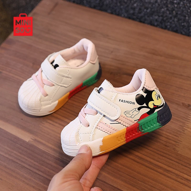 أحذية رياضية للأطفال من Miniso 2025 من عمر 1-3 سنوات، نعل ناعم مسامي للجنسين غير قابل للانزلاق باللون الأبيض للأطفال الصغار