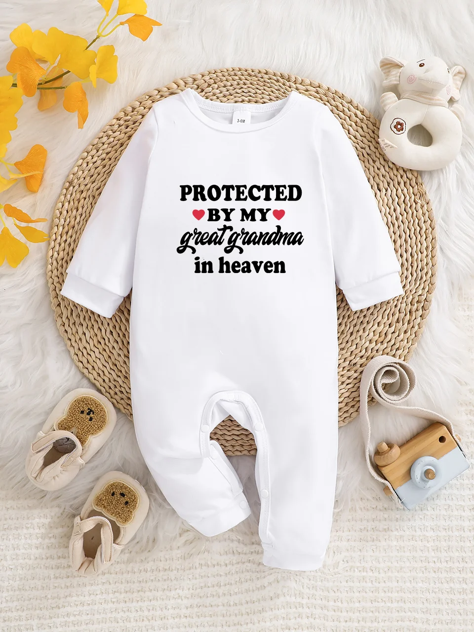 

A baby long-sleeved onesie with interesting letter prints. It features a buttoned design for easy putting on and taking off, and